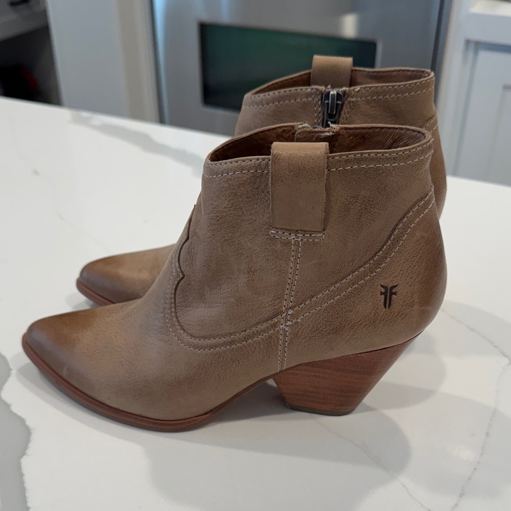 Frye Reina Western Style Bootie Sz 6.5 Tan Ankle Boots